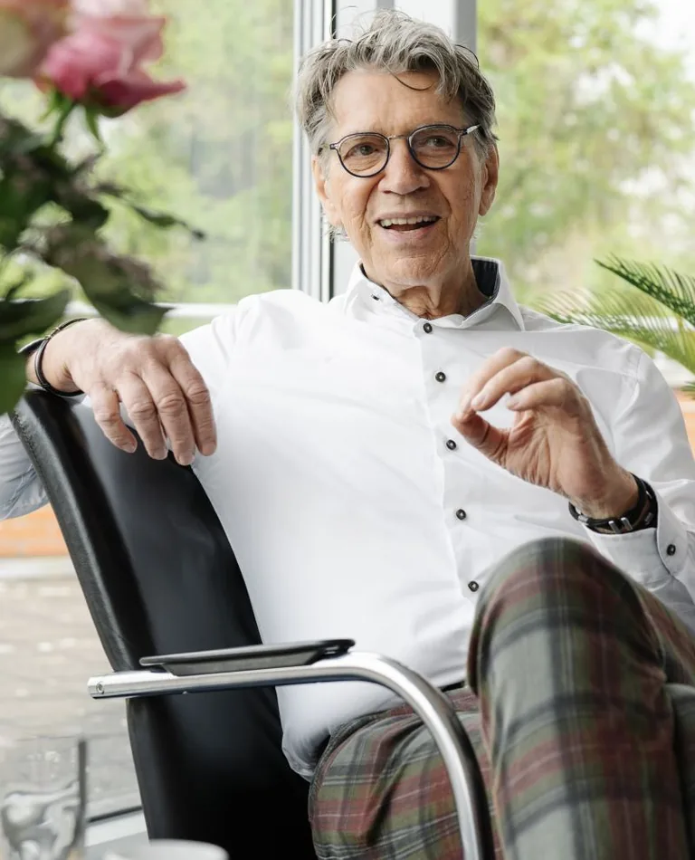 Pieter Frijters in zijn praktijk